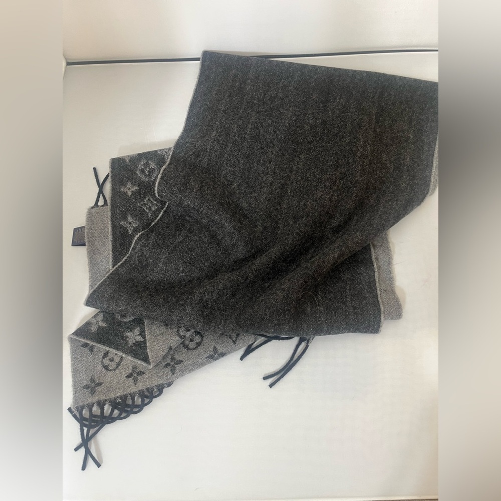 Louis Vuitton Echarpe Monogram Gradient M75900 Cashmere/Wool Grey Scarf NWOT - Picture 9 of 13